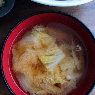 白菜と玉ねぎのシンプル味噌汁
